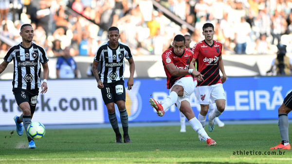 Thonny Anderson chuta bola contra o Botafogo: ele marcou um gol para o Athletico