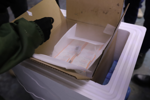 Carregamento com 65 mil vacinas contra a Covid-19 para crianças de 5 a 11 anos chegam no Centro de Medicamentos do Paraná (Cemepar), em Curitiba, na nesta sexta-feira (14).