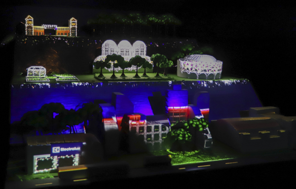 Vila de Natal Electrolux no Mercado Municipal de Curitiba que conta com show de luzes, casa do Papai Noel e atividades para as crianças