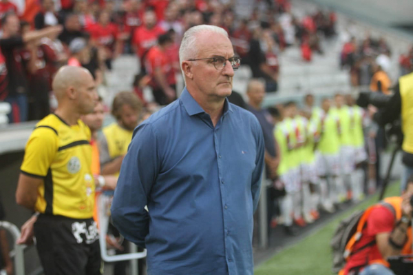 Dorival: "Eu estava até brincando com o Paulo (André, diretor de futebol) que estava parecendo o Big Brother. Toda semana a gente eliminava um atleta"