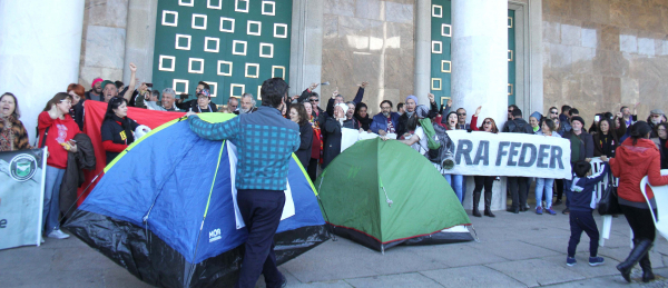 Depois de desocupar Assembleia, servidores foram até o Palácio Iguaçu