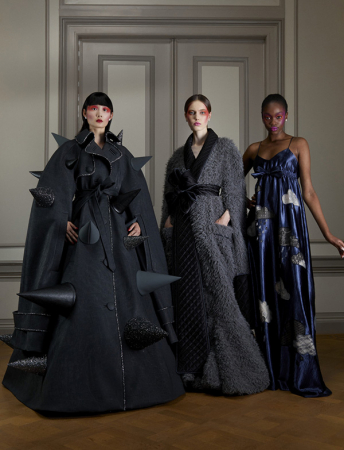 A coleção da dupla holandesa Viktor & Rolf faz uma ironia fina para refletir sobre as emoções em tempos de pandemia