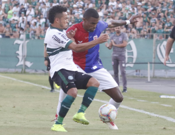 Juninho enfrenta Rafinha: lateral do Paraná foi um dos piores em campo no clássico