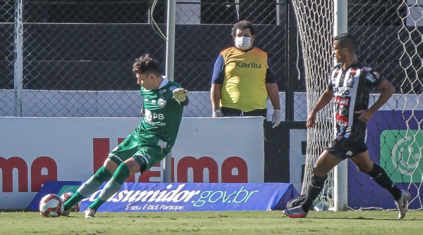 O goleiro Arthur: falha no gol do Operário