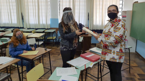 Tatyana Ito, mãe da menina Isadora Maria, faz a retirada dos kits pedagógico e de alimentação. Ela optou pelo ensino híbrido (presencial+TV Escola).