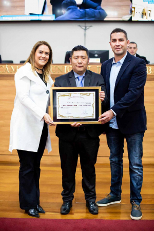 Os empresários, Kamilly Magno e Naideron Júnior, do Passaúna Paddle Club, receberam homenagem na Câmara Municipal, proposta pelo vereador Nori Sato