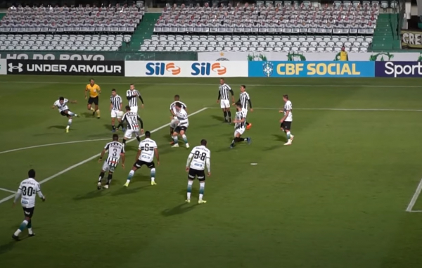 Giovanni Augusto chuta para marcar o gol