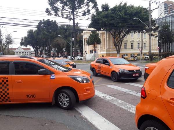 Taxistas em protesto hoje em frente à prefeitura: pelo decreto, motoristas de aplicativos terão que fazer cadastro em site da Urbs
