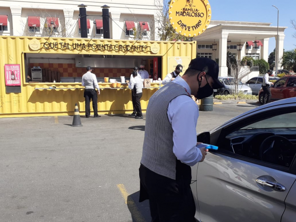 Entrega de receições em drive-thru do Madalosso