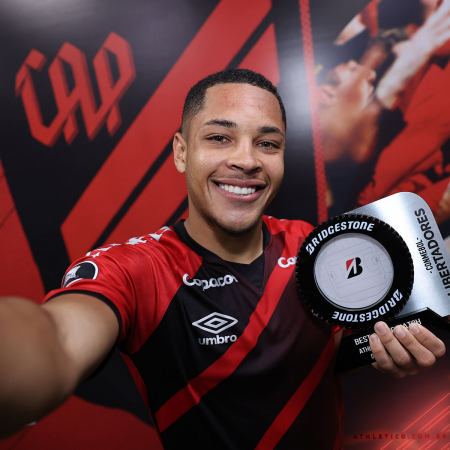 Vitor Roque com o prêmio de melhor do jogo