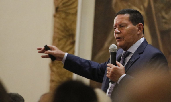 Mourão: pessoas estão "se alimentando melhor e melhorando as suas casas".