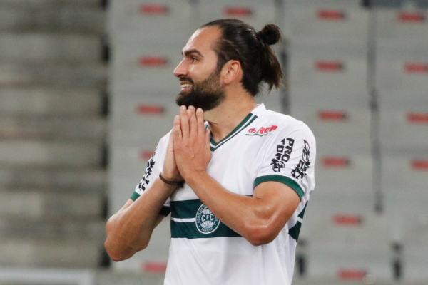 Léo Gamalho lamenta erro no Atletiba