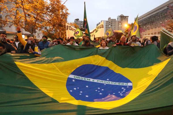 Manifestação reuniu atletas, profissionais de academias e populares contrários à depredação da bandeira