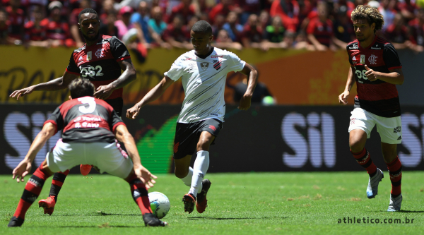 Erick, do Athletico, enfrenta o Flamengo