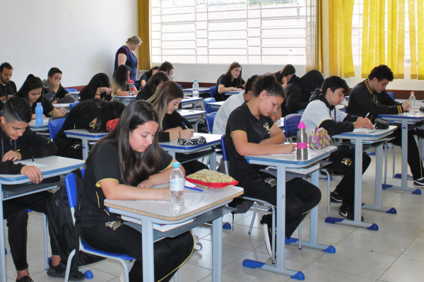 Alunos da rede pública em aula de inglês