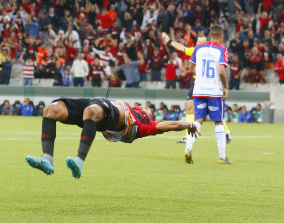 Rony comemora gol contra o Bahia, em 2019