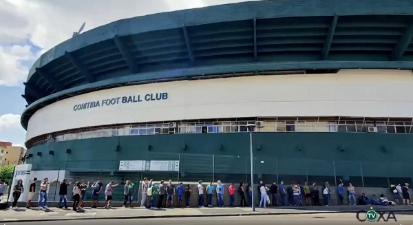 Fila de ingressos no Couto Pereira