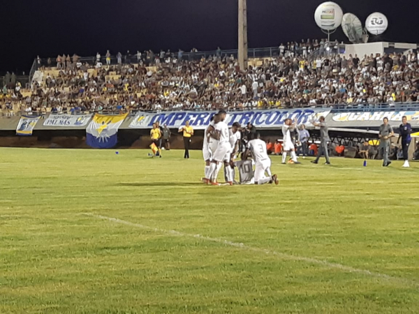 Jogadores do Paraná comemoram gol