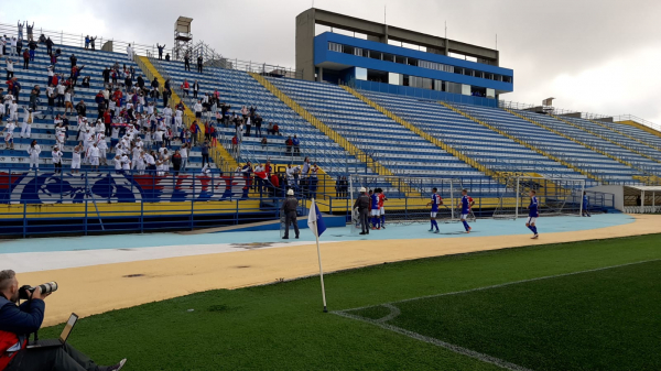 Jogadores do Paraná comemoram com torcida em Santo André: faltou pouco para o time conseguir a virada e alcançar a liderança
