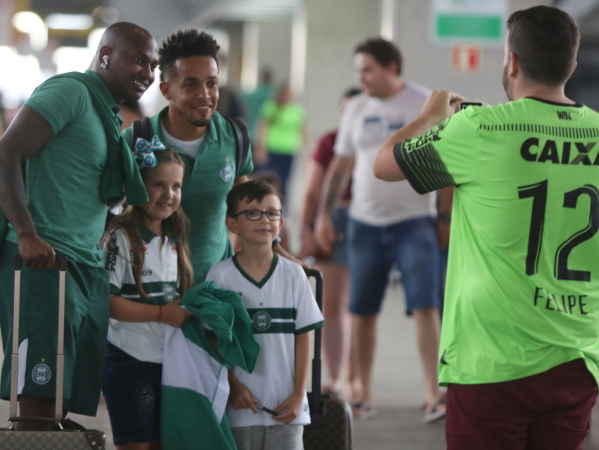 Sassá e Rafinha tiram foto com torcedores do Coritiba, no Aeroporto Afonso Pena, na Grande Curitiba