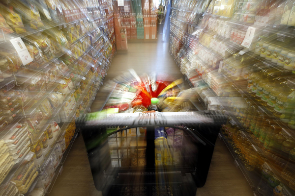 Carrinho de supermercado de Curitiba: consumidor gasta mais agora que antes da pandemia
