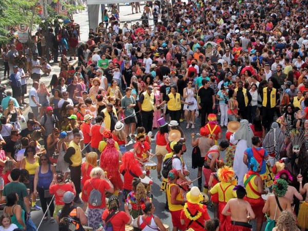 Bloco Garibaldis e Sacis anima pré-carnaval de Curitiba.
