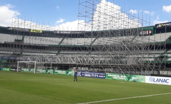 Montagem do palco no Couto Pereira