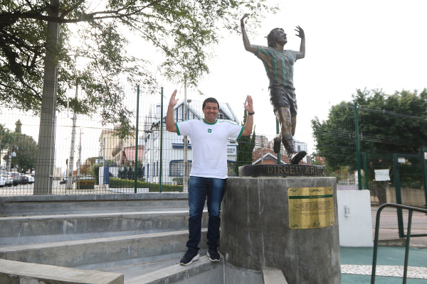 Jetson no Couto Pereira, ao lado da estátua de Dirceu Kruger: ídolos