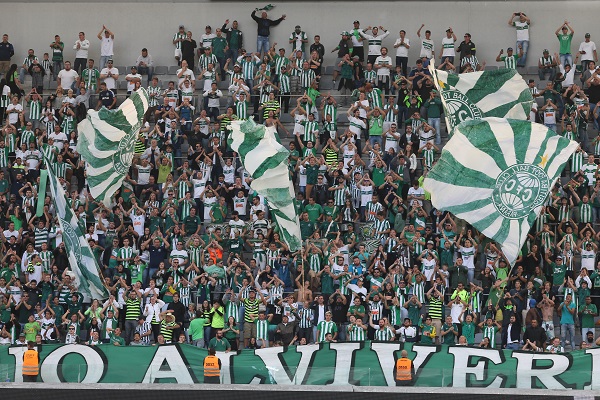 Torcida do Coritiba na Arena da Baixada, em Atletiba em 2017