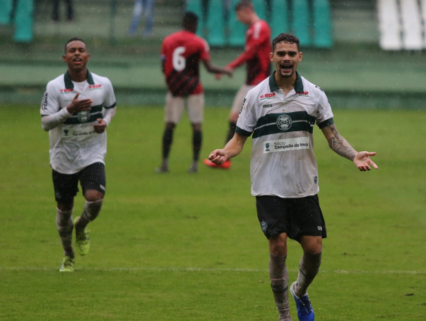 Pablo Thomaz comemora gol do Coritiba contra o Athletico, pelo Brasileiro de Aspirantes