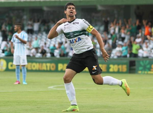 Leandro Almeida comemora gol pelo Coritiba