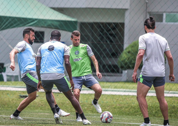 Castán, Henrique e Léo Gamalho: três do Coritiba em seleção dos melhores