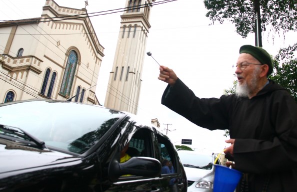 Bênção dos carros dos Capuchinhos é feito nas ruas