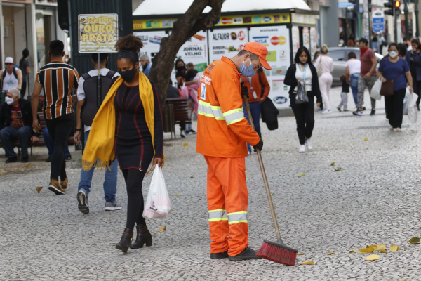 Hoje a Prefeitura deve definir a bandeira em Curitiba: vai para amarela ou mantém laranja?
