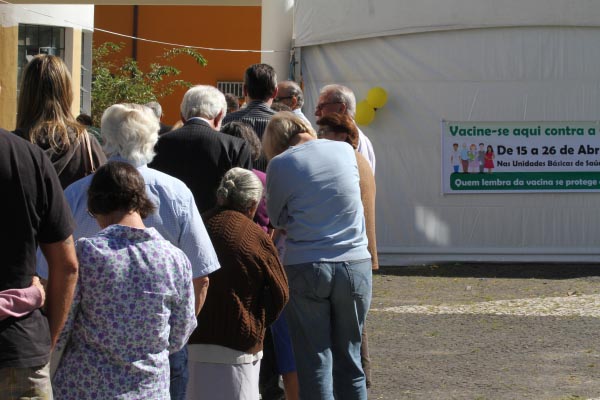 Idosos na fila da vacina da gripe, em Curitiba: doação do Imposto de Renda pode ser feita também para os fundos dos idosos