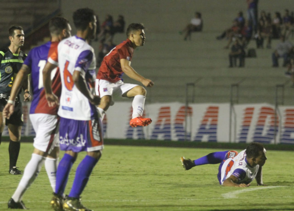 Alesson chuta para marcar um golaço de fora da área