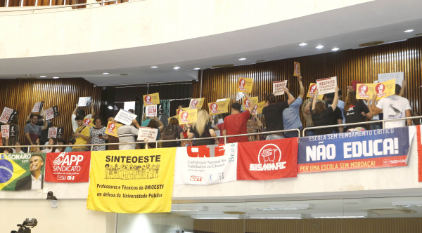 Galerias da Assembleia: três pessoas retiradas