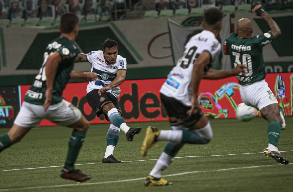 Robson arrisca chute contra o Palmeiras