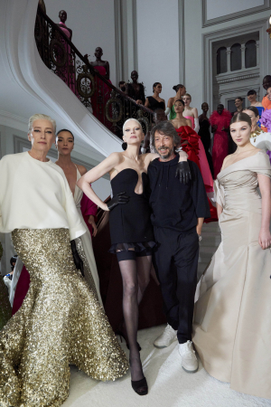 O desfile de alta-costura para a primavera-verão 2022 da Valentino, com coleção assinada pelo diretor criativo Pierpaolo Piccioli, contou com casting de modelos de diferentes idades, formas e etnias
