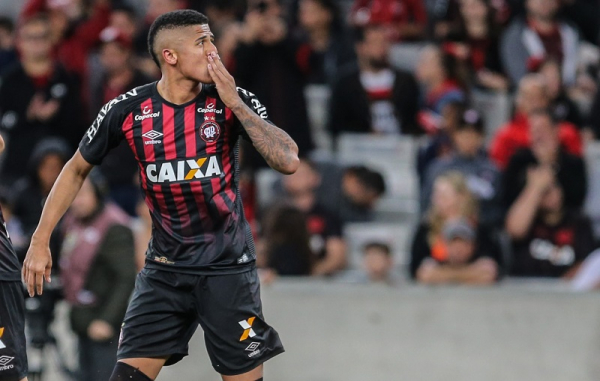 Bergson comemora gol pelo Athletico