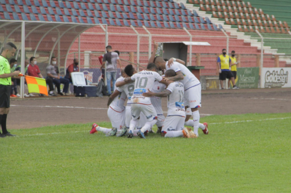 Jogador do Paraná Clube comemoram gol em Toledo