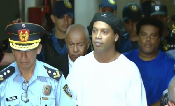 Ronaldinho Gaúcho: ex-jogador brasileiro está detido há uma semana em um presídio de segurança máxima em Assunção, capital do Paraguai, após entrar no país com passaporte falso