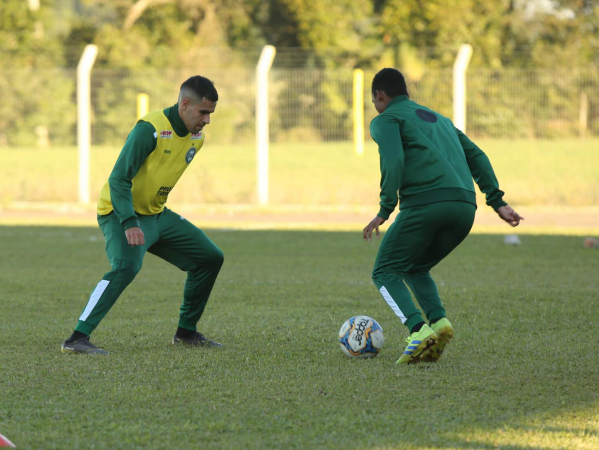 Thiago Lopes treina em Santa Catarina: titular contra o Criciúma