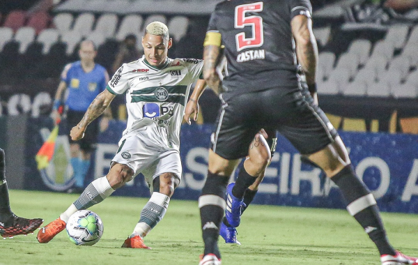 Neilton arrisca chute de fora da área contra o Vasco: marca registrada de