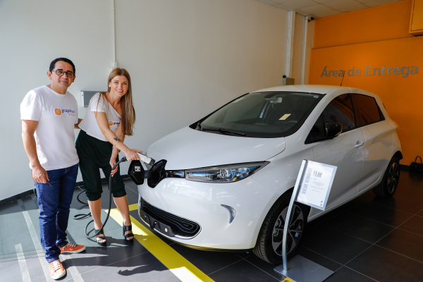 Fábio e Ângela Filipini abastecem o seu Zoe elétrico
