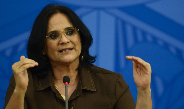A ministra Damares Alves