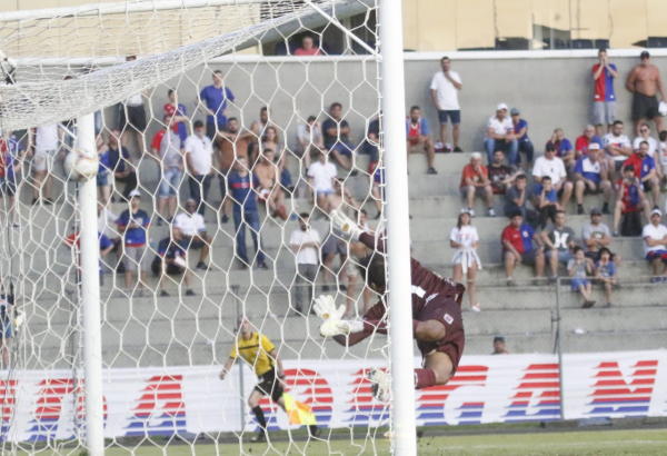 Alisson não consegue defender a cobrança de Thiago Lopes: lance indefensável, segundo Alan Aal
