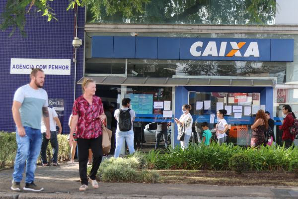 Pagamentos pela Caixa e pelo Banco do Brasil começam amanhã para inscritos no CadÚnico com conta