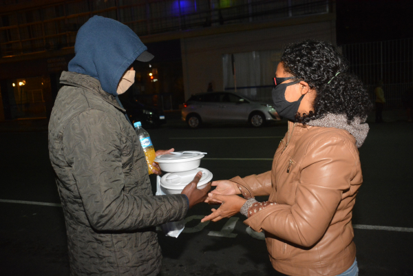 O sopão Curitiba distribui alimentos e itens de higiente à população de rua com ajuda das ‘vaquinhas’