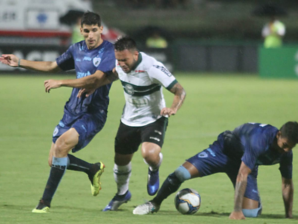 Giovanni, do Coritiba, contra o Londrina